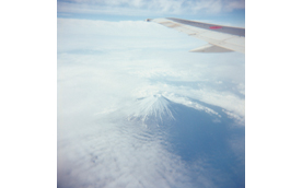 青い空の日に　#17(富士山と翼)