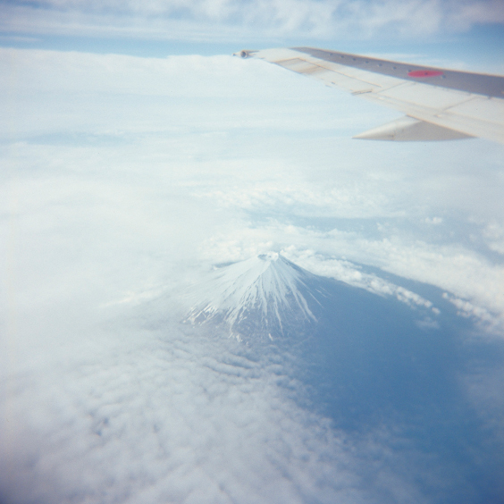 青い空の日に　#17(富士山と翼)